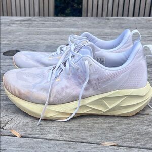 ASICS Novablast 5 - Mens size 11 - white/light green/orange